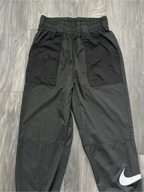 Nike Parachute Pants | Women